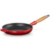 Støpejern>LE CREUSET Støpejernspanne med Trehåndtak 28cm Cerise