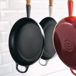 Støpejern>LE CREUSET Støpejernspanne med Trehåndtak 28cm Cerise