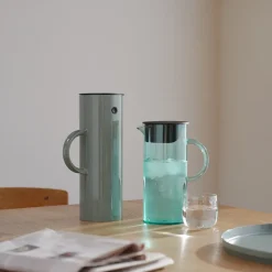 Mugger>STELTON EM77 Kanne m/lokk 1,5L Dusty Green